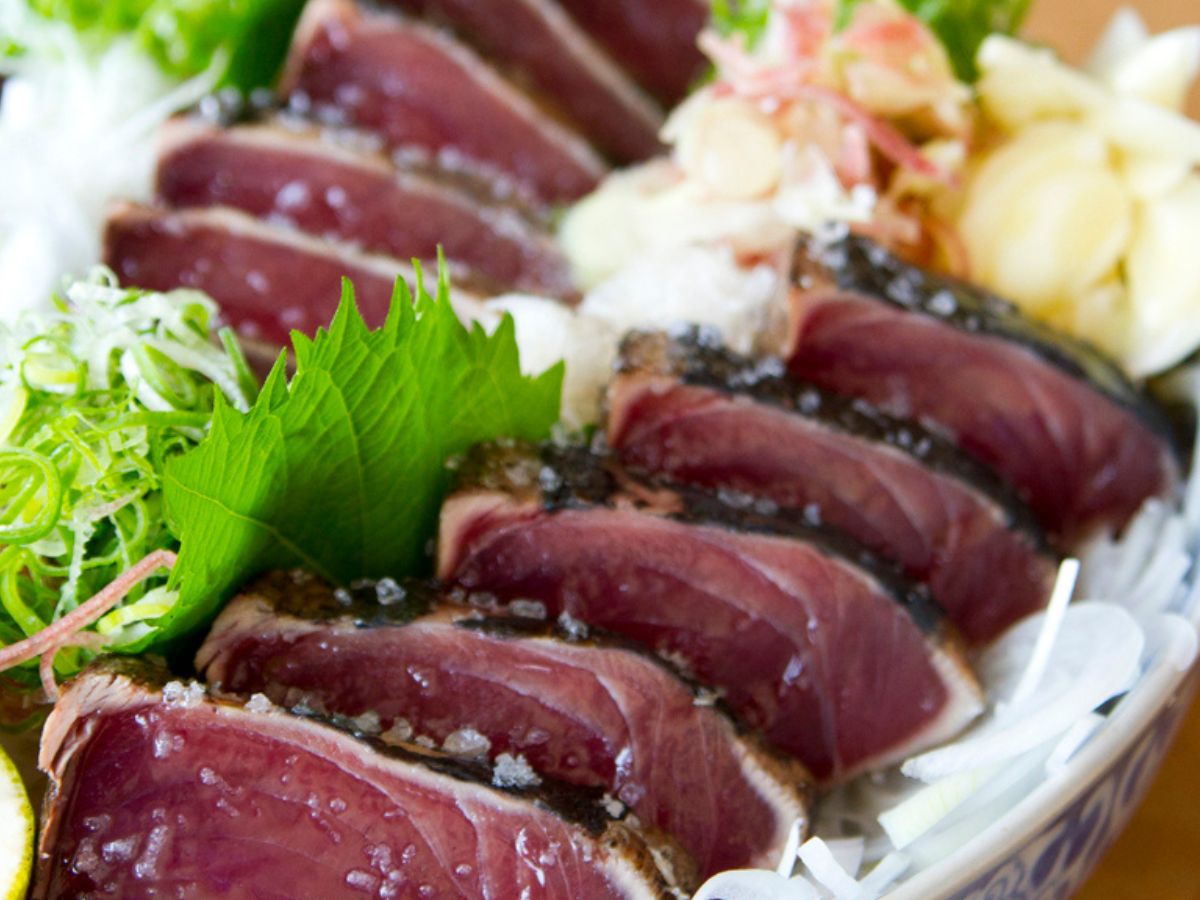 藁の強い炎で焼く高知のカツオ