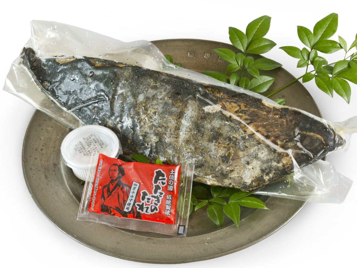 藁の強い炎で焼く高知のカツオ